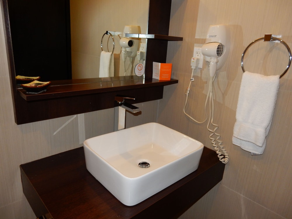 Voco Surfside Aruba by IHG 39/90