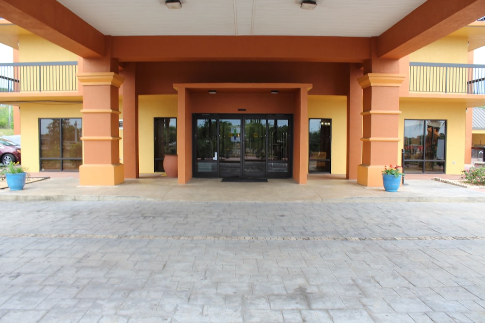 Home Town Inn And Suites 35/47