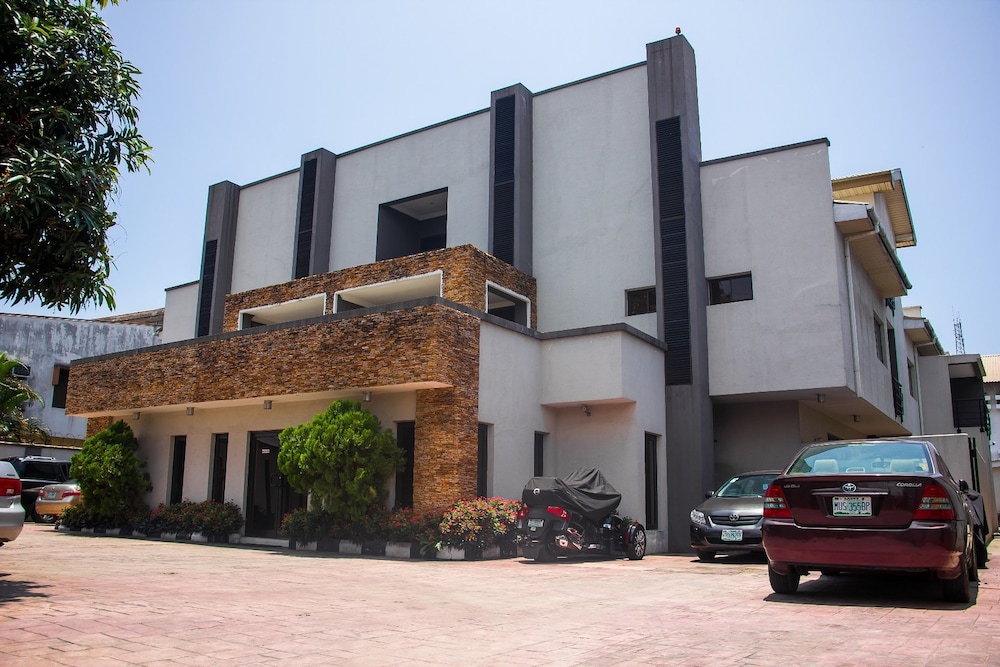 S S Hotels And Suites 41/48
