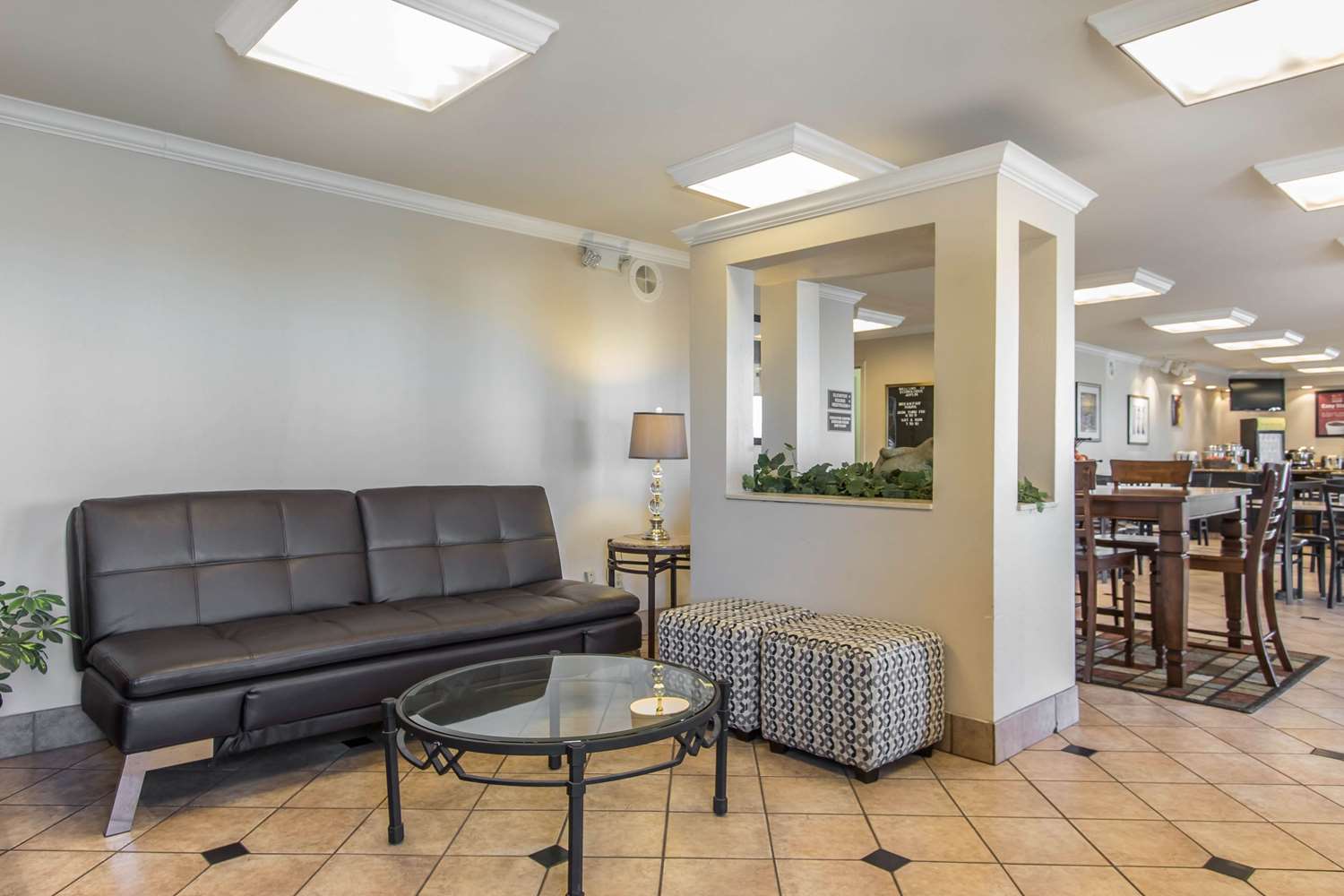 Econo Lodge Inn and Suites Joplin MO 26/42