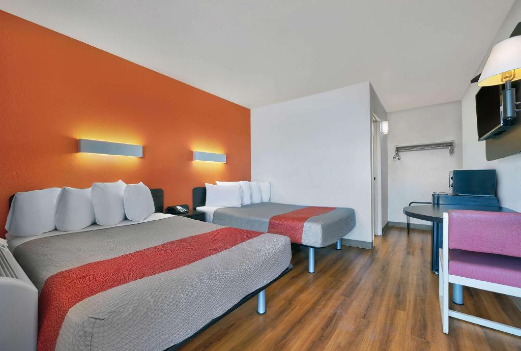 2 Full Beds - Non-Smoking، Motel6 Alamogordo, NM 3/10