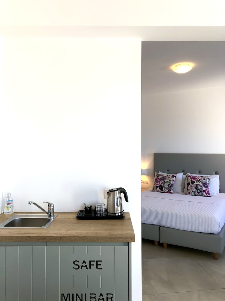 APERANTO SUITES 25/70