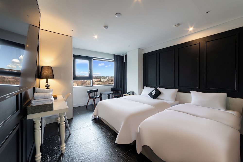 FAMILY, TWIN BEDS