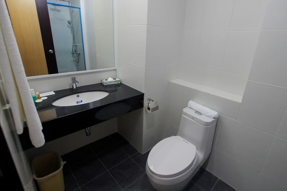 3 Bedrooms, Apartment, 1 King and 4 Single Beds
