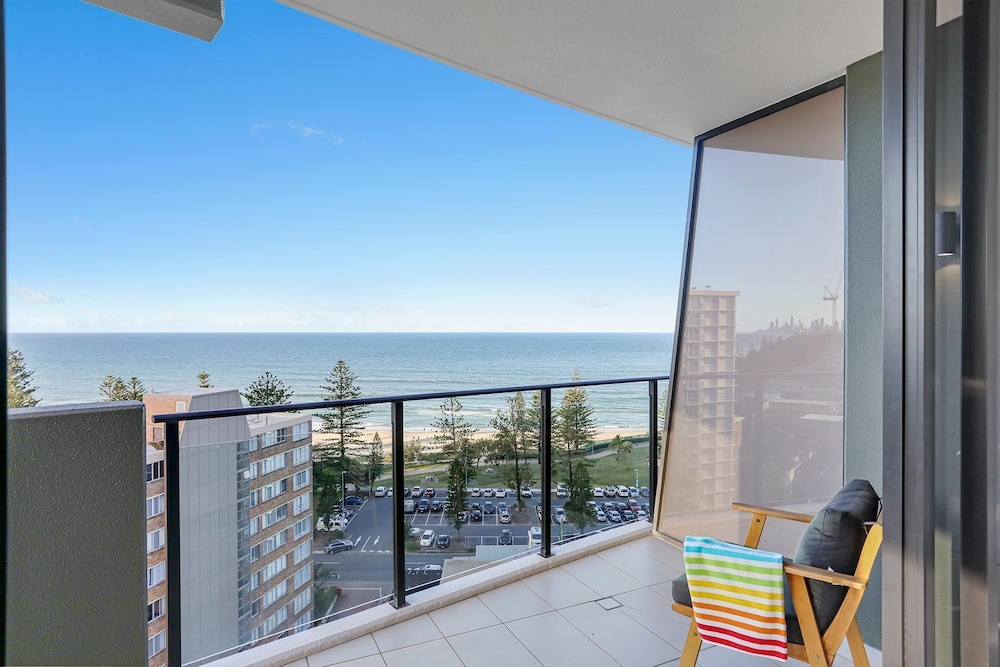 Ambience on Burleigh Beach 22/49