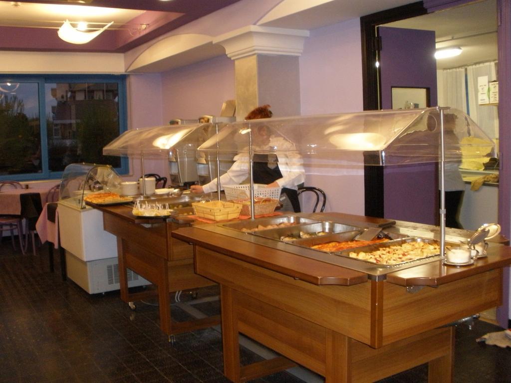 Senior Hotel 3/22
