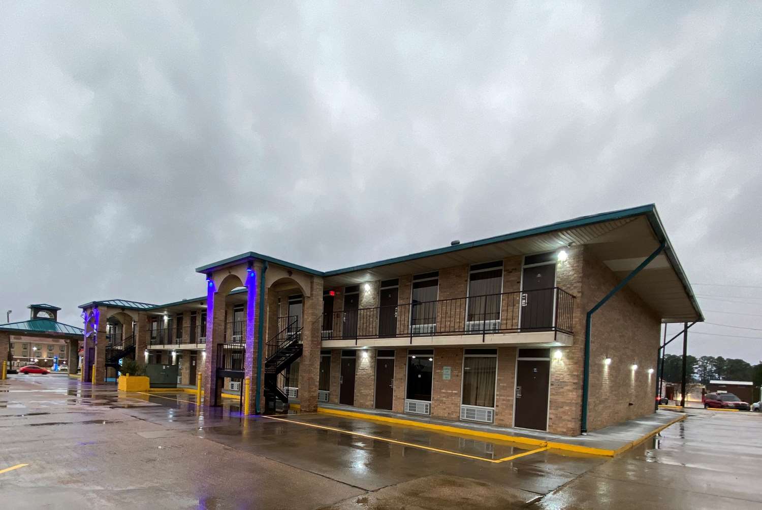Days Inn by Wyndham Forest 4/40