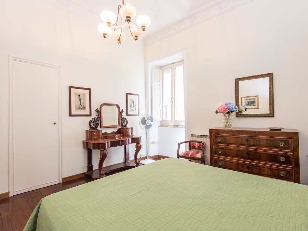 RSH Spanish Steps Luxury Apartment 14/44