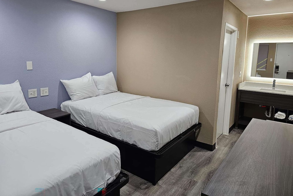 Super 8 by Wyndham Big Spring 13/28