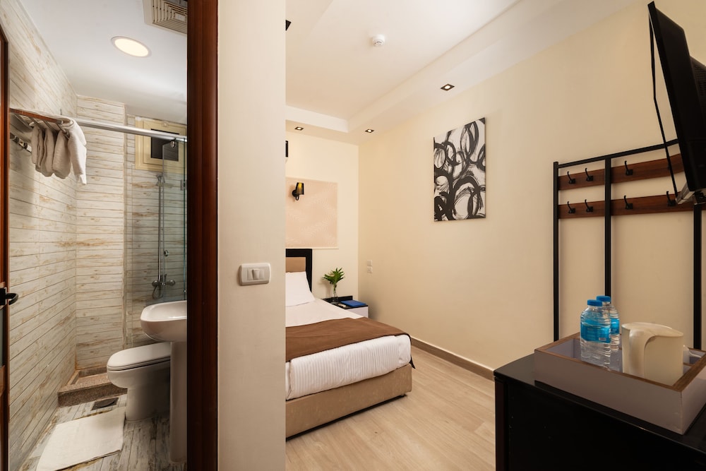 Capital Hotel 34/50