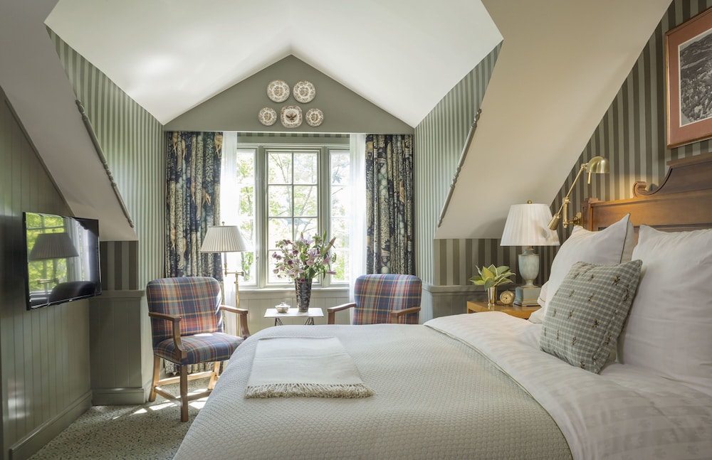 Legacy, Suite, King Bed, Sofa, Main Building
