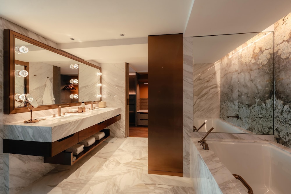 GRAND, EXECUTIVE, SUITE, KING BED