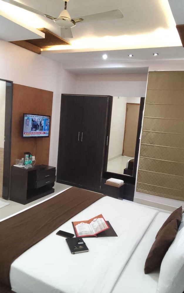 Hotel Yash Regency 43/49