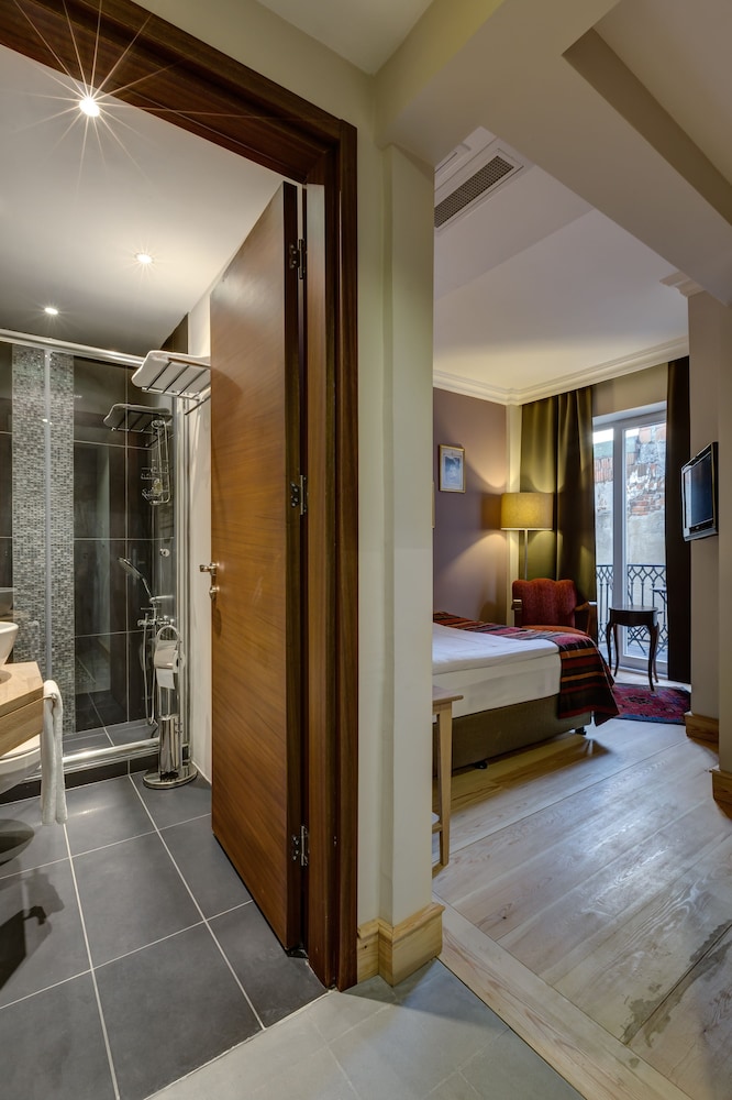 No 11 Hotel & Apartments 42/43