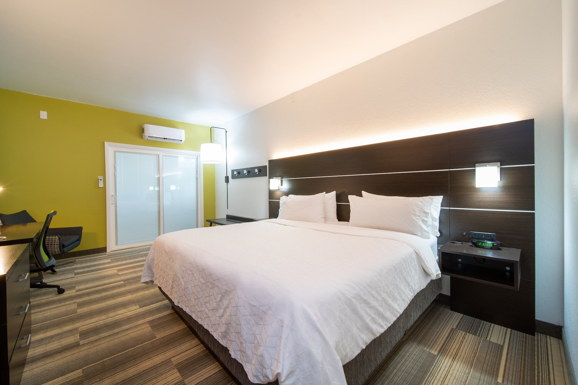 Atrium, Standard, King Bed, Pool View, Indoor Pool