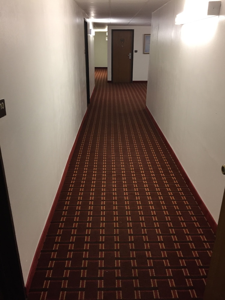 Luxury Inn &amp; Suites 2/26