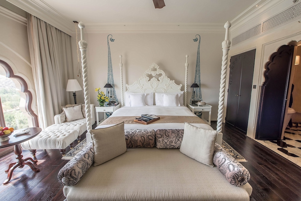 DELUXE, KING BED