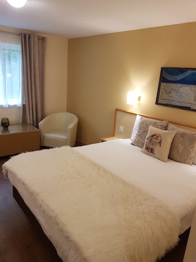 Deluxe, Queen Bed