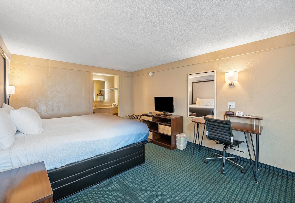 غرفة بسرير كينج، Super 8 By Wyndham Lantana West Palm Beach 4/10