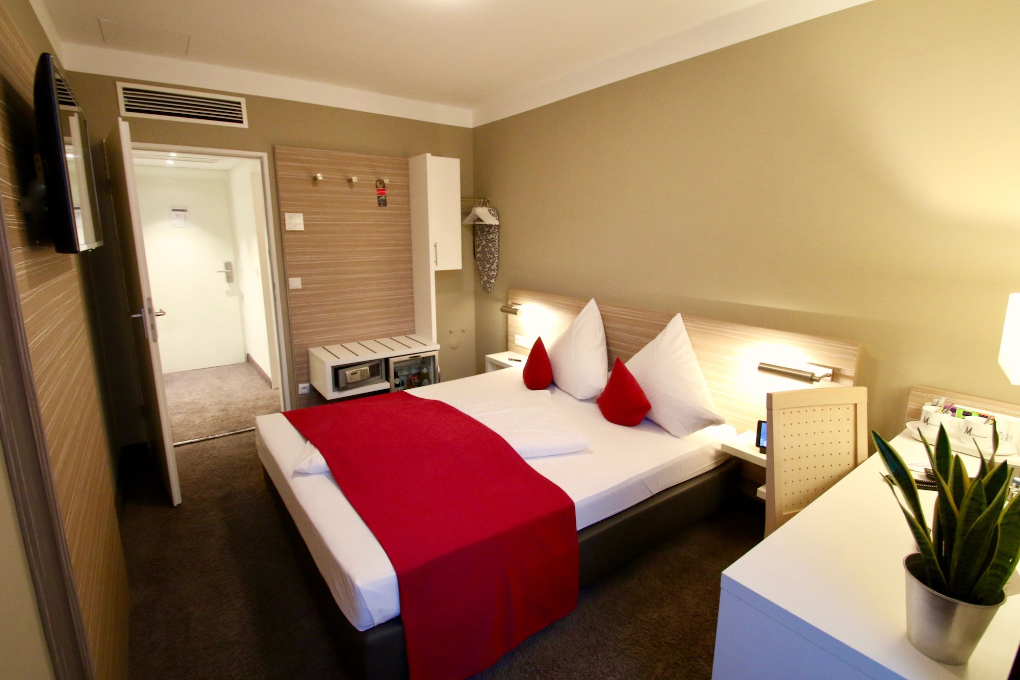 ROOM, DOUBLE BED