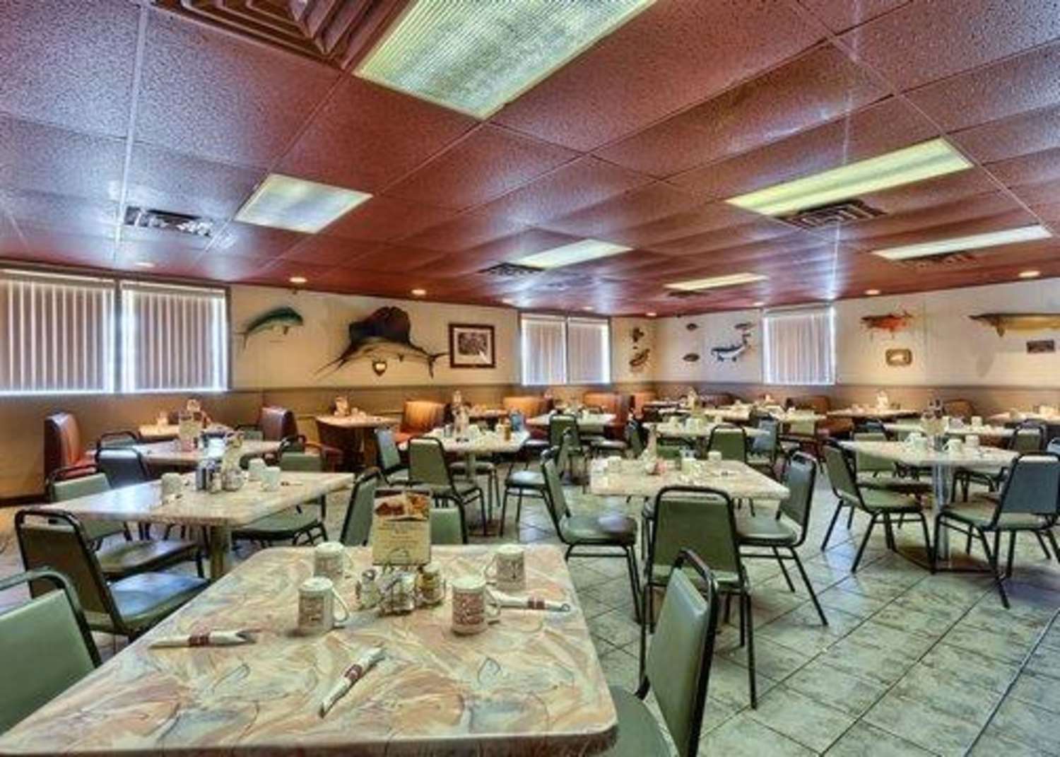 Rodeway Inn Muskegon Airport MI 19/33