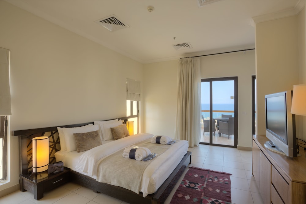 EXECUTIVE, SUITE