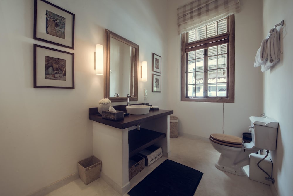 Taru Villas Rampart Street 50/50