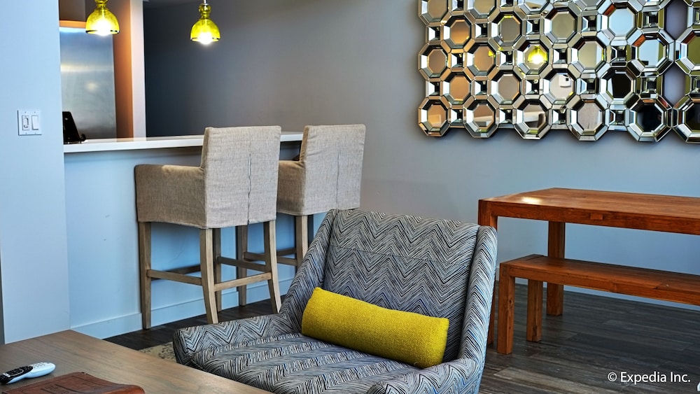 Lakehouse Hotel and Resort 12/100
