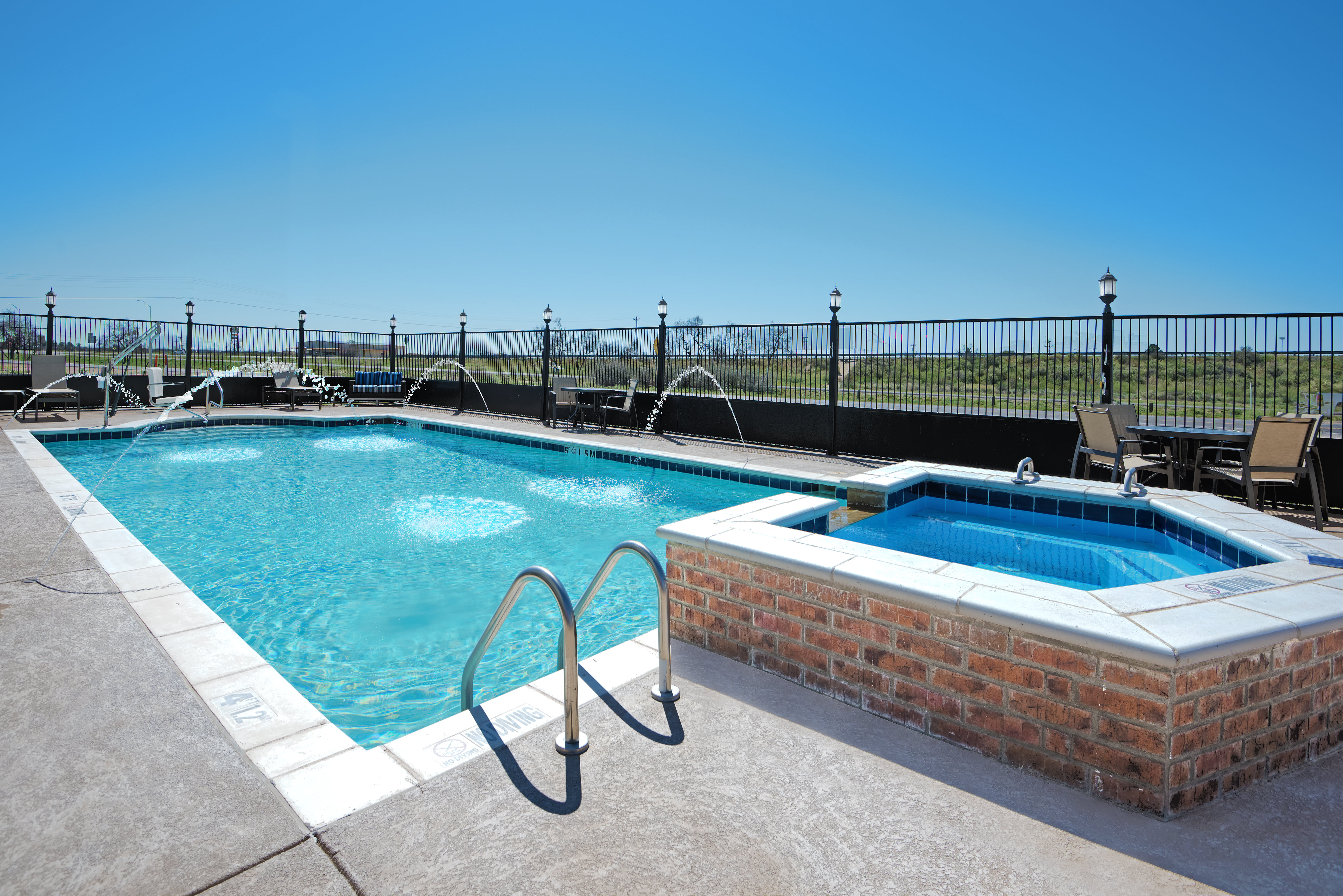 Holiday Inn Express Hotel And Suites Monahans I 20 28/49