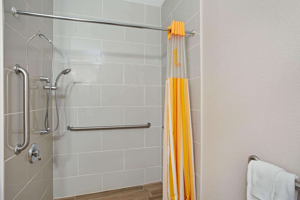 La Quinta Inn & Suites by Wyndham Norwich-Plainfield-Casino 32/33