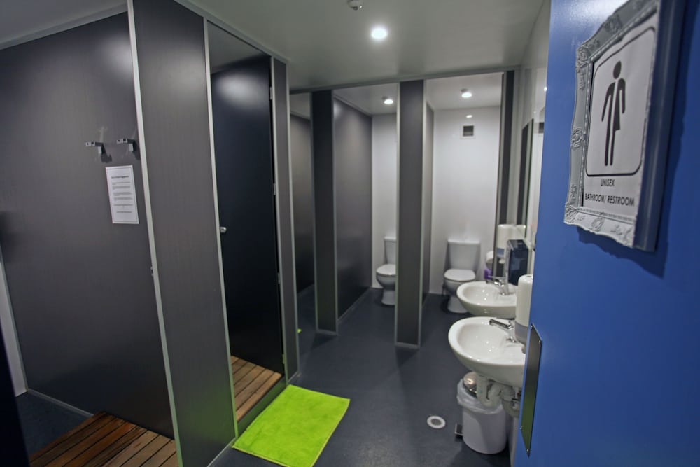 Absoloot Queenstown Backpackers 50/50