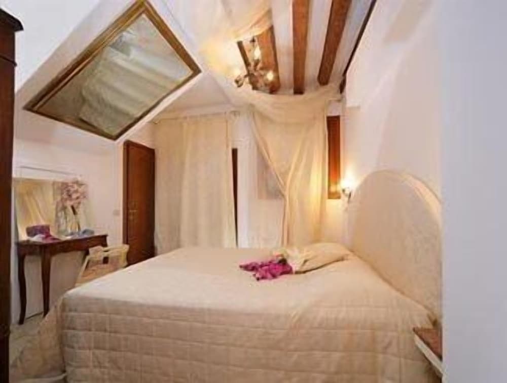ROOM, DOUBLE BED