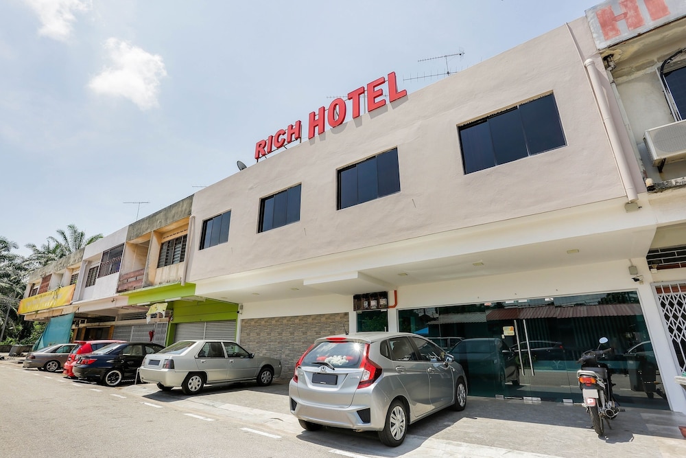 OYO 89495 Rich Hotel 12/17