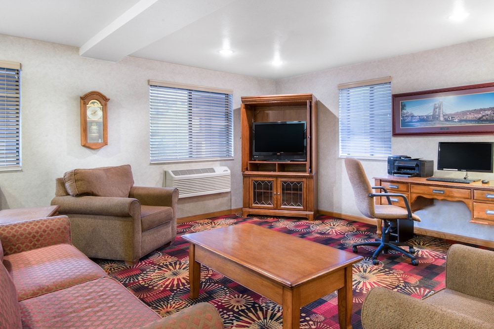 Super 8 by Wyndham Wheeling/Saint Clairsville OH Area 27/36