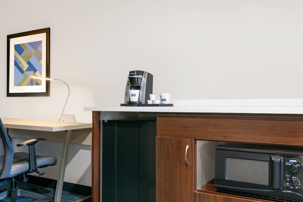 Holiday Inn Express Hotel And Suites Norfolk Airport 50/60