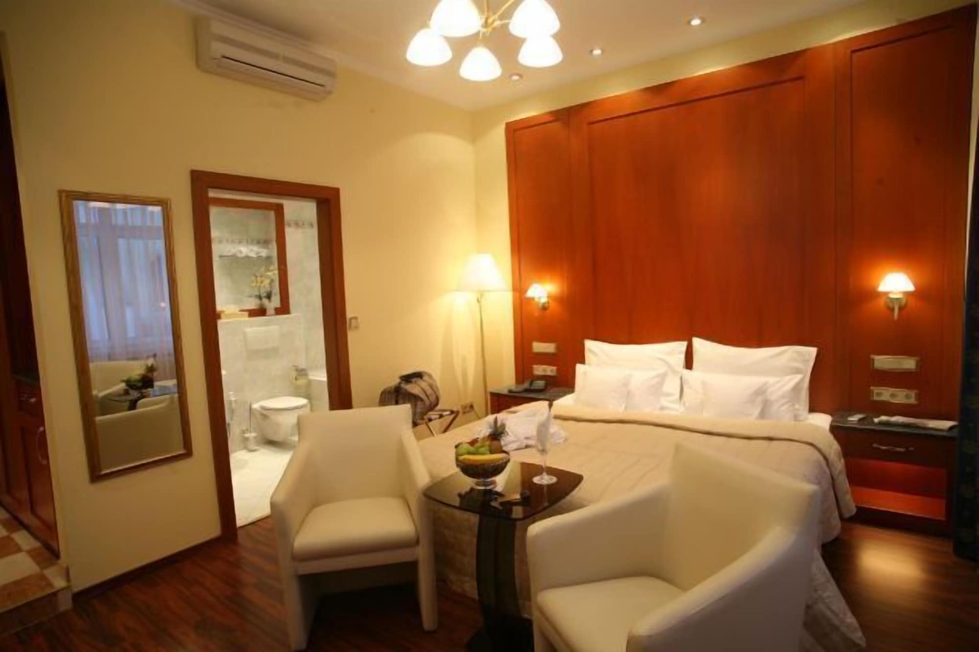ROOM, TRIPLE, QUEEN BED, SOFA