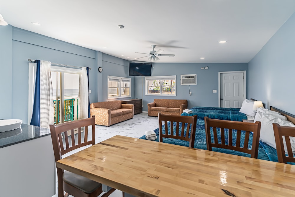 Boardwalk Sand & Surf Inn Oceanfront 40/55