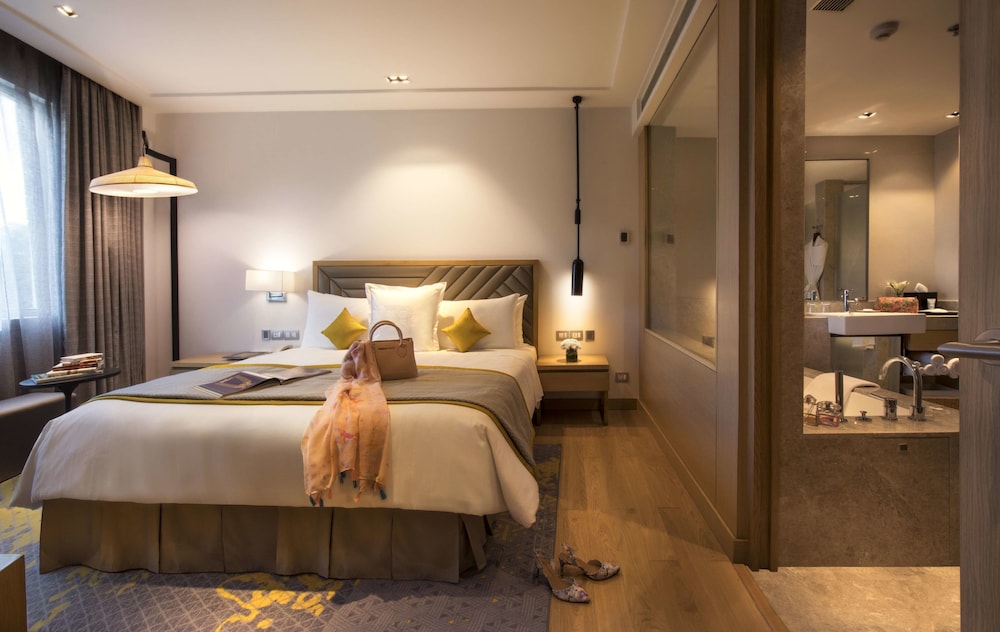 EXECUTIVE, SUITE, KING BED