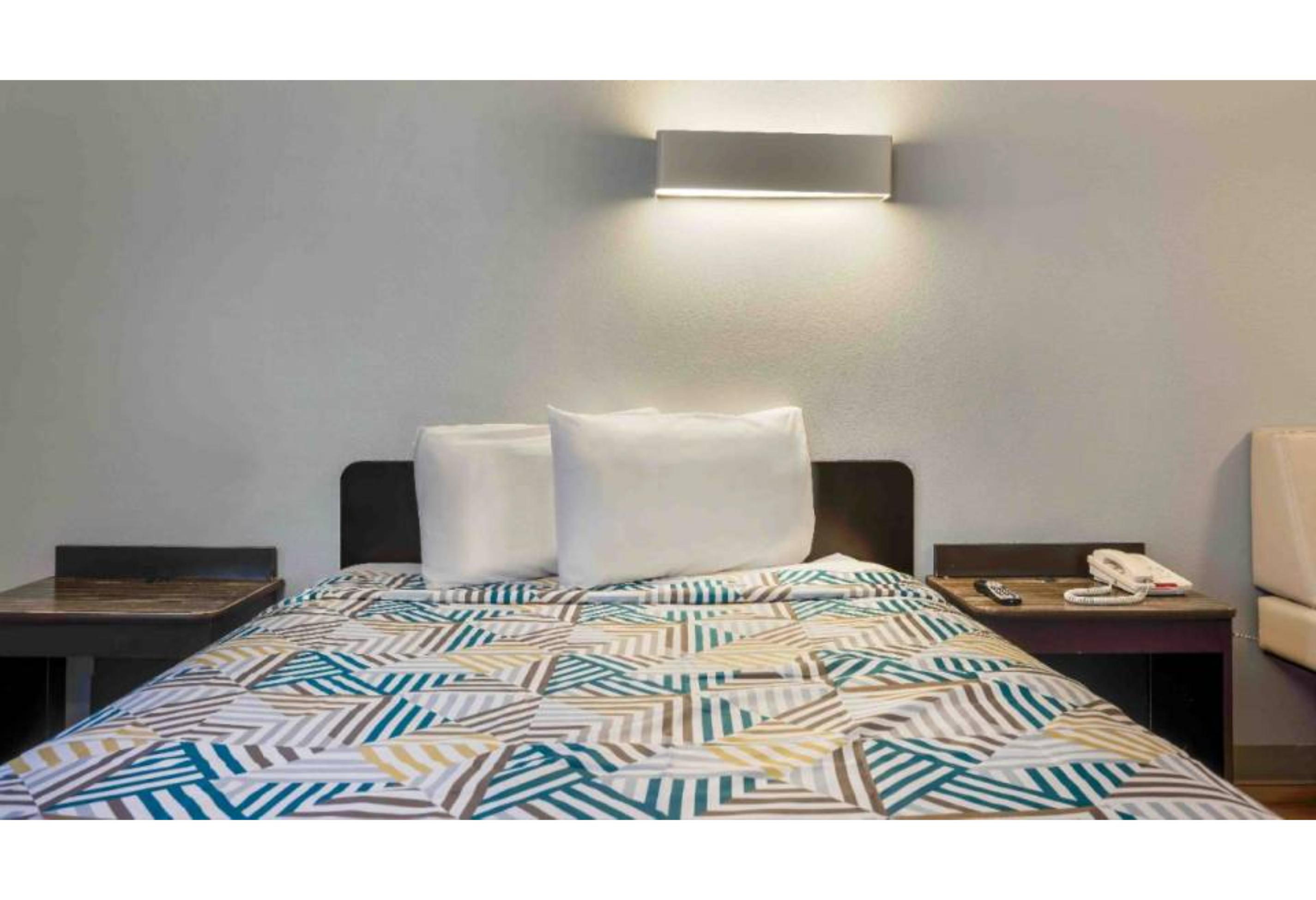 1 Queen Bed - Mobil Acces Tub Nsmk Minifridg