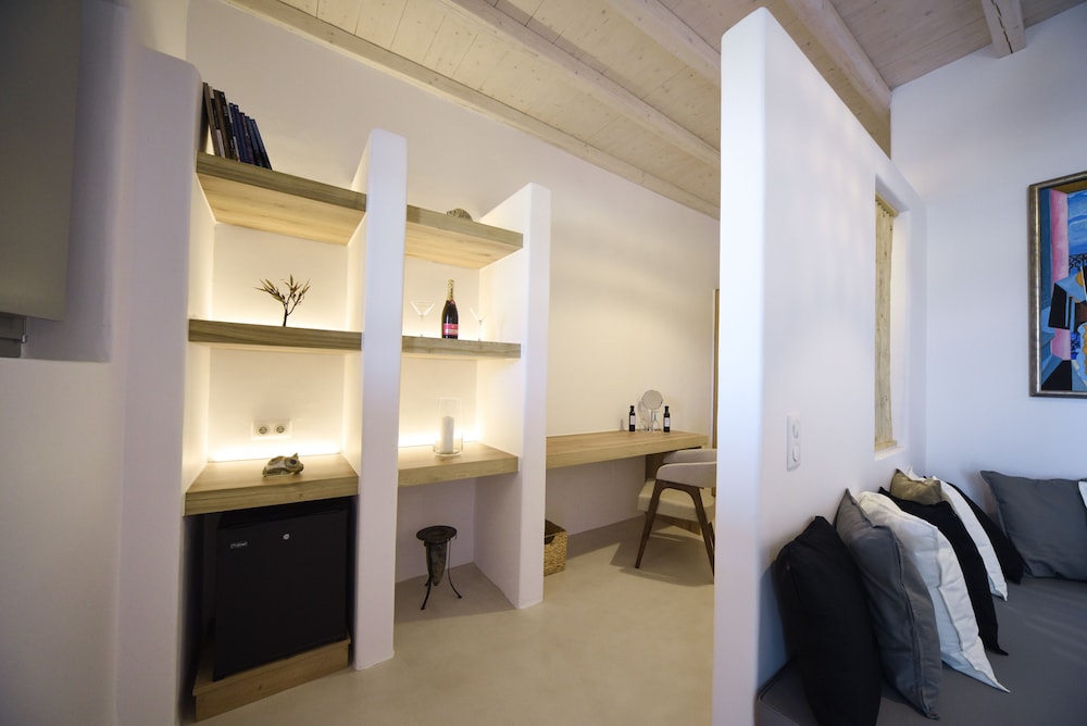 Myconian Crown Suites 51/51