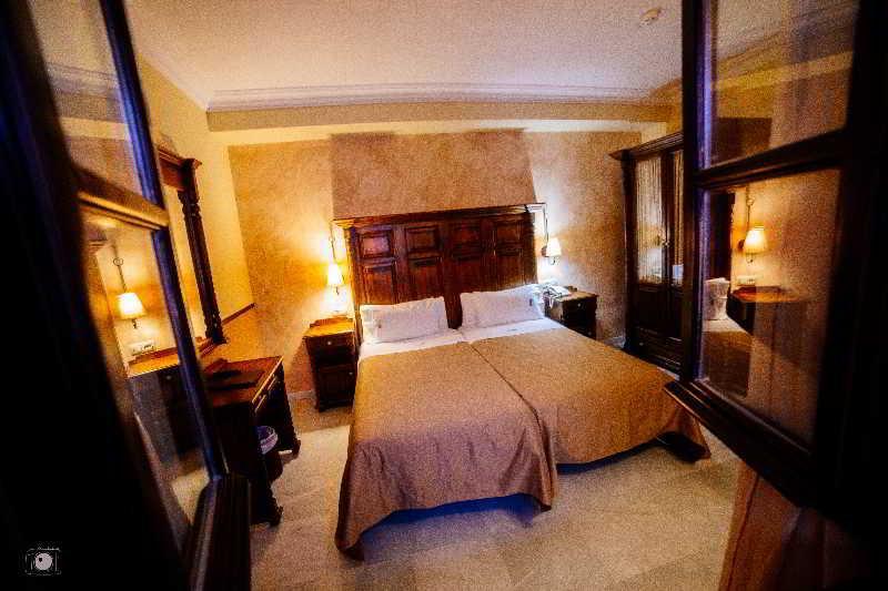 ROOM, DOUBLE OR TWIN BED