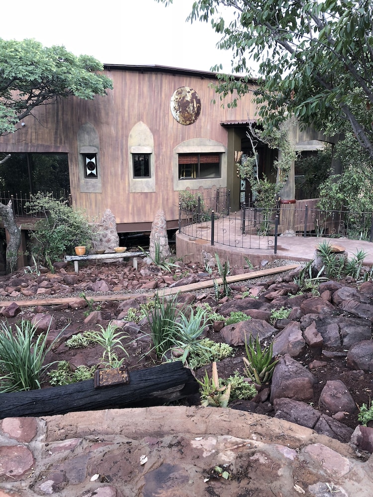 Leopards Rock Bush Boutique 2/50