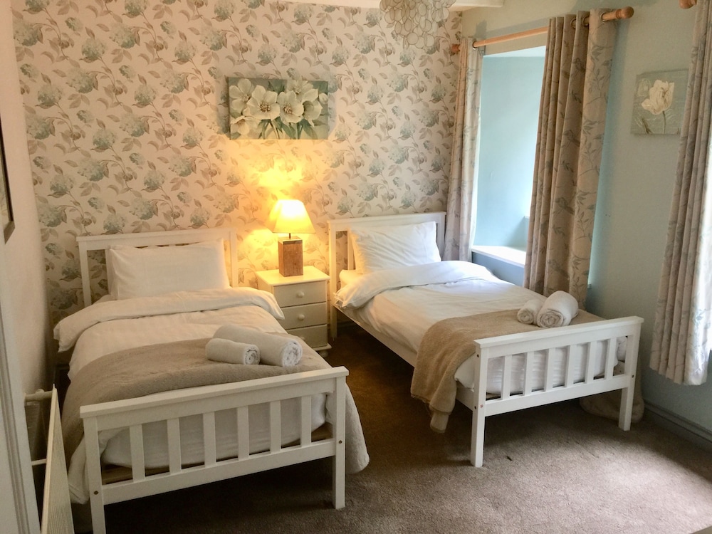 Polean Farm Cottages 10/50