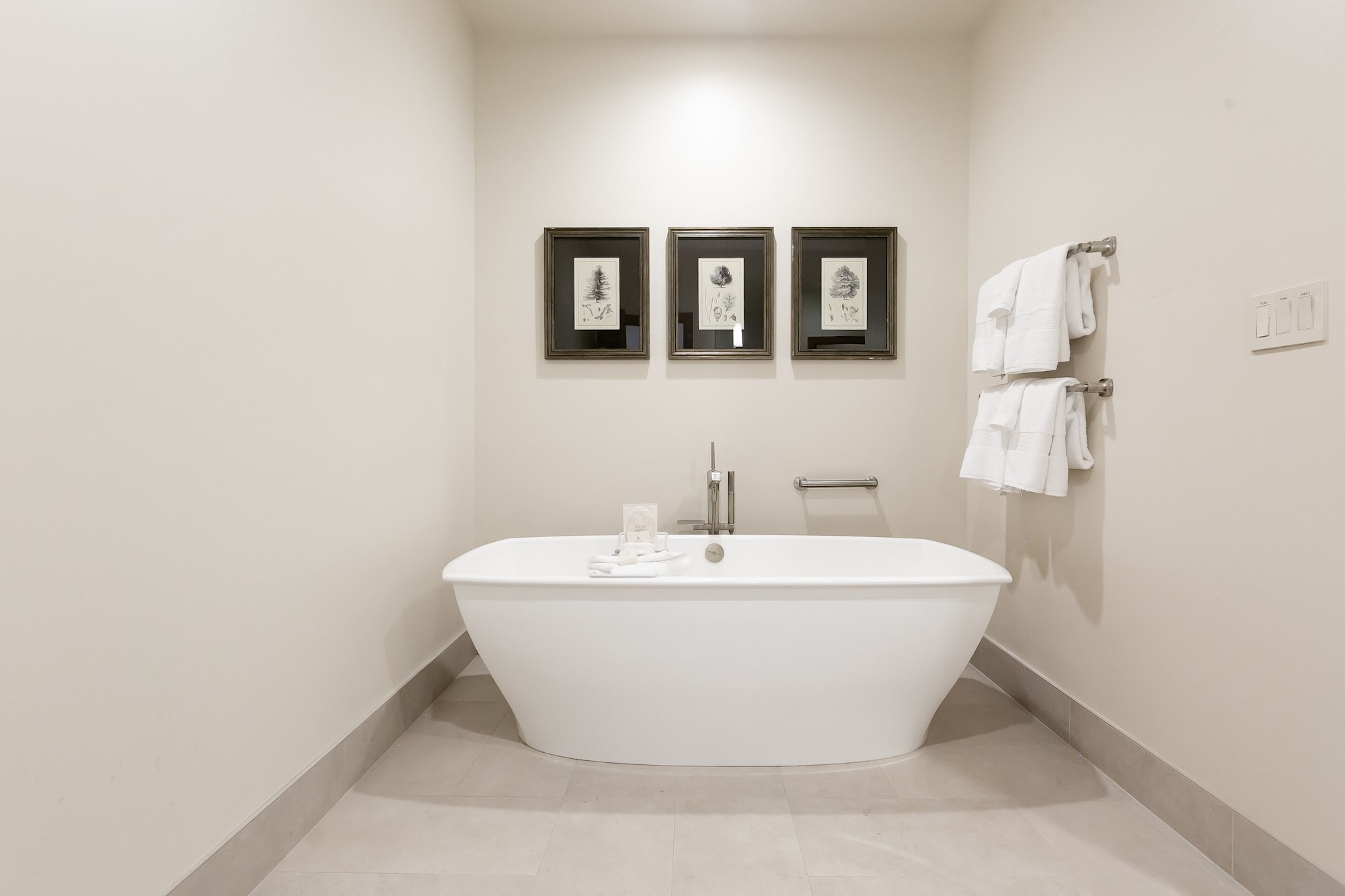 Luxury, Lodge, King Bed, Hot Tub, Main Building