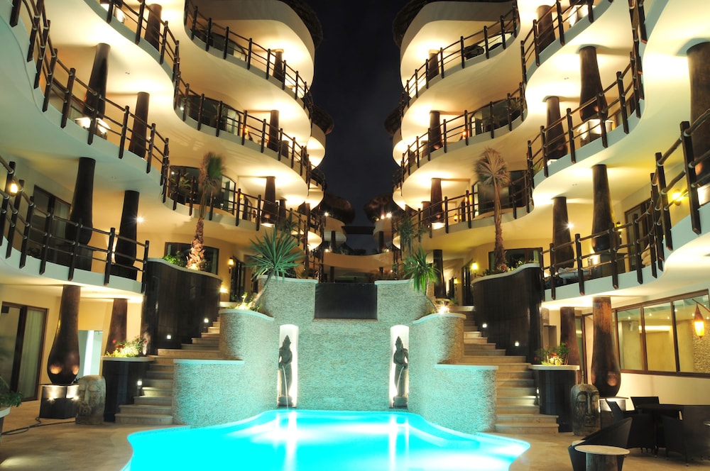 El Taj Oceanfront & Beachside Condo Hotel 4/74