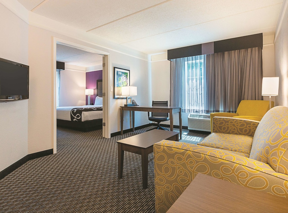 La Quinta Inn & Suites by Wyndham Atlanta Alpharetta 30/37