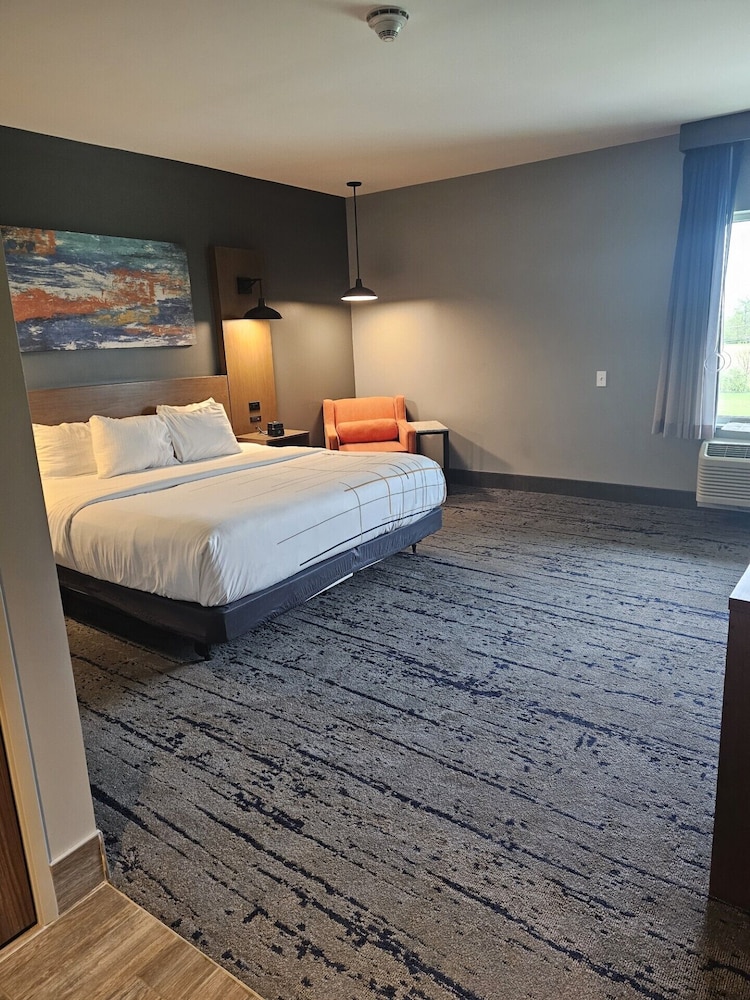 غرفة بسرير كينج