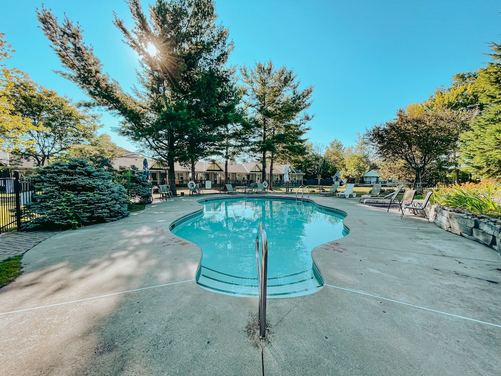 Super 8 by Wyndham Gananoque - Country Squire Resort 63/88