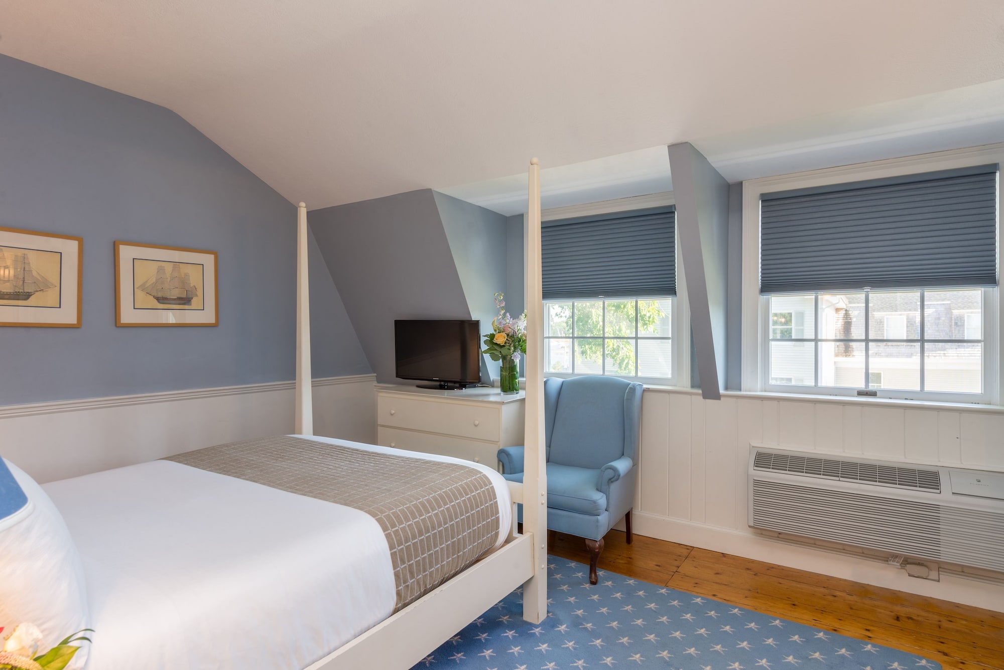 Courtyard, Queen Bed