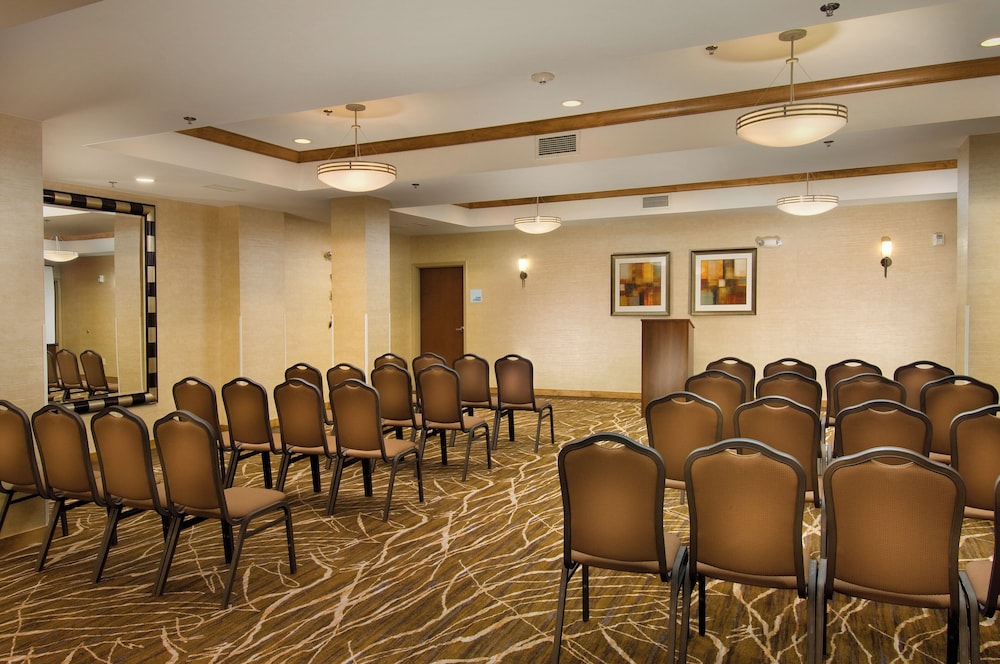 Holiday Inn Express Suites Alexandria Fort Belvoir 69/73